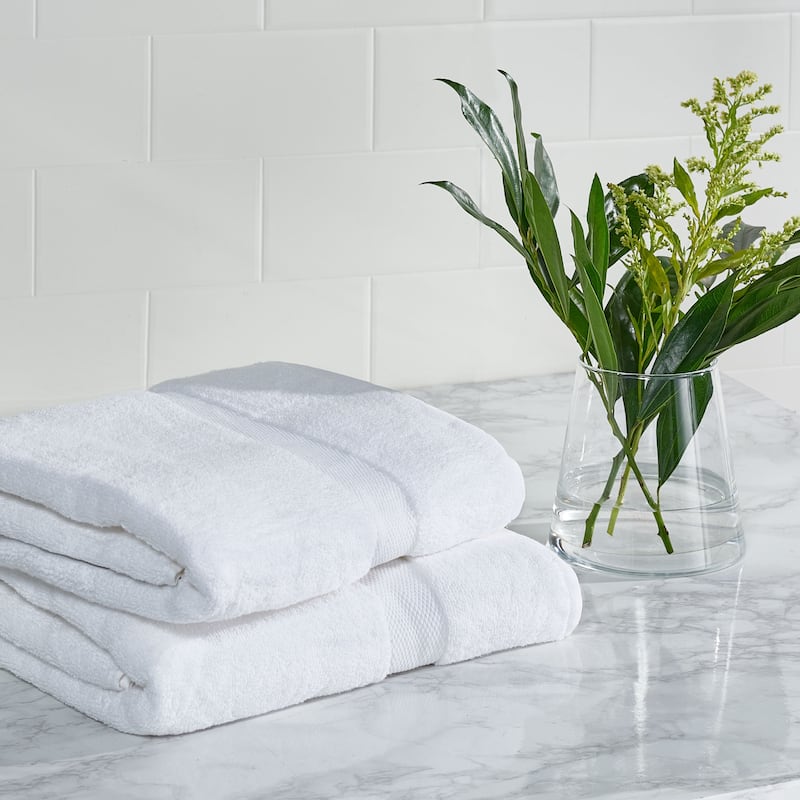 SAFAVIEH Plush Bath Towel (Set of 2) - 27" W x 54" H
