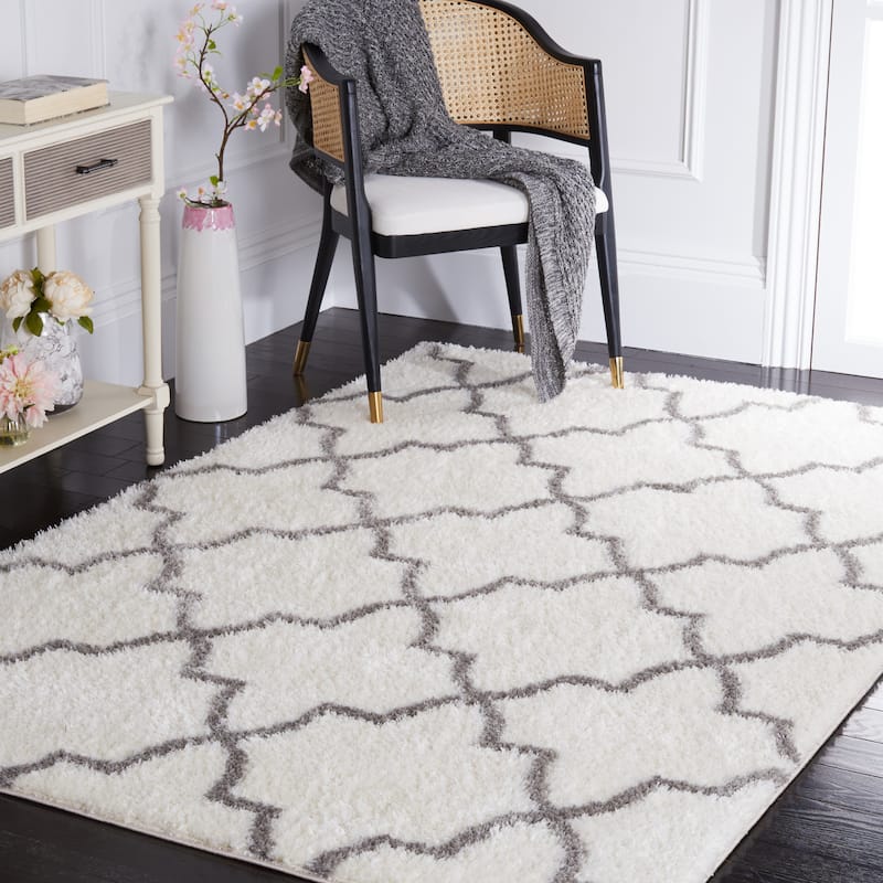 SAFAVIEH Tahoe Shag Riekie Moroccan 1.2-inch Thick Rug - 5' x 7' - White/Grey