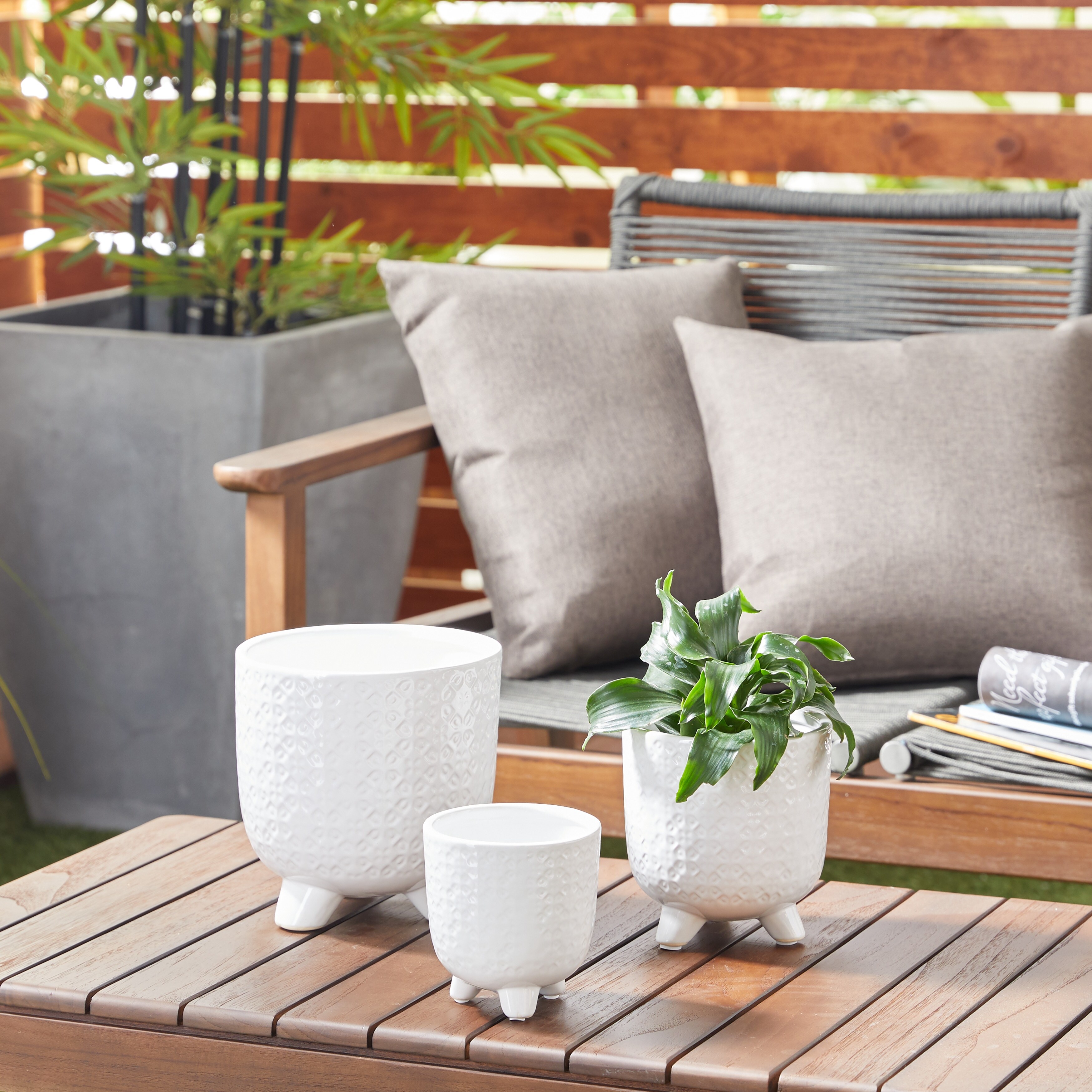 Round White Ceramic Planter With Legs Set Of 3 8 X 8 X 8 Overstock 32197357