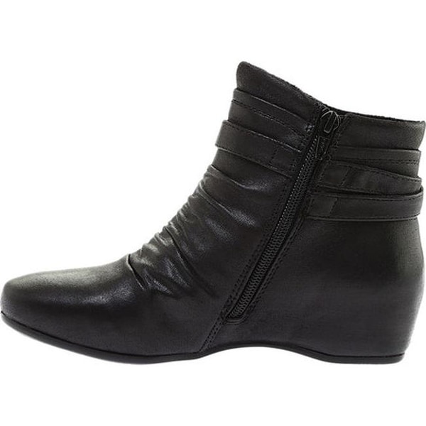 Bare traps sheigh wedge bootie clearance