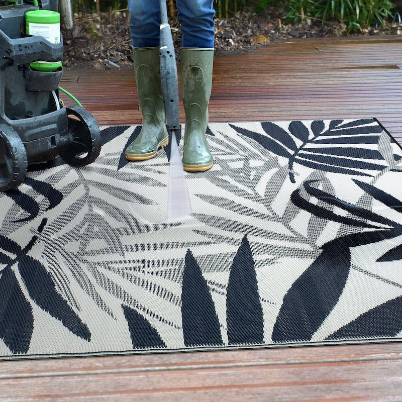 World Rug Gallery Contemporary Floral Leaves Reversible Recycled Plastic Outdoor Rugs
