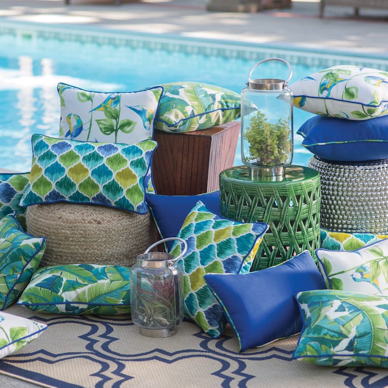 Curious Birds 17-inch Outdoor Throw Pillow (Set of 2) - 17x17