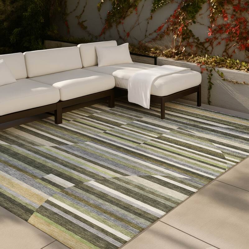 Machine Washable Indoor/ Outdoor Modern Cokedale Chantille Rug