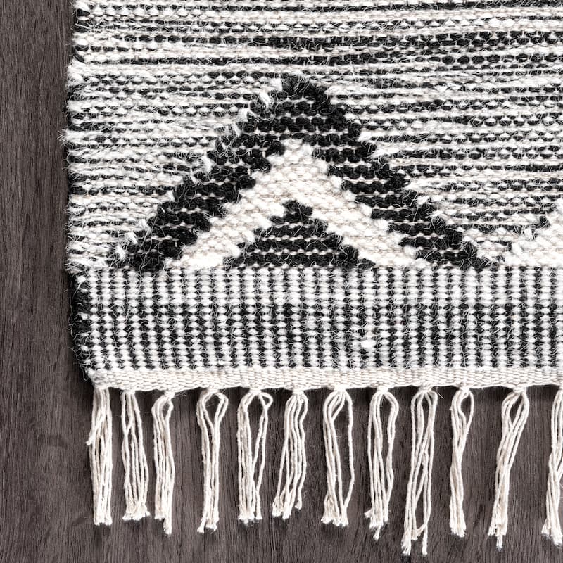 Nuloom Savannah Moroccan Tasseled Wool Area Rug