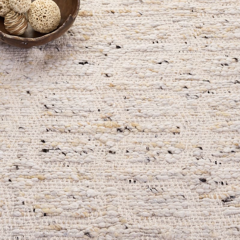 SAFAVIEH Handmade Natural Fiber Bilgehan Wool Rug