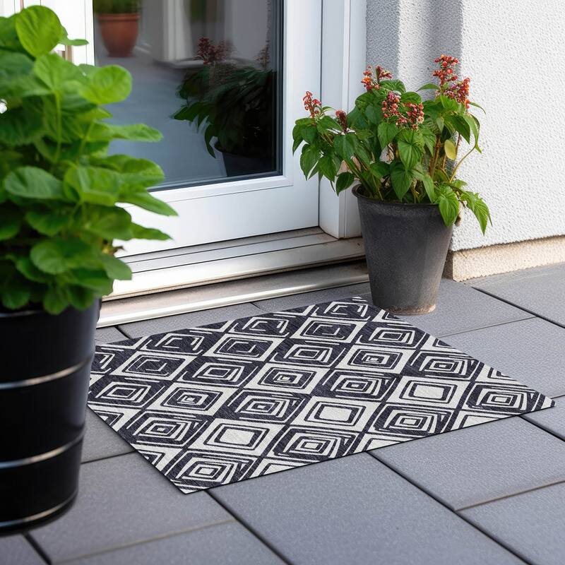 Machine Washable Indoor/ Outdoor Chantille Contemporary Diamonds Rug - Black - 1'8" x 2'6"