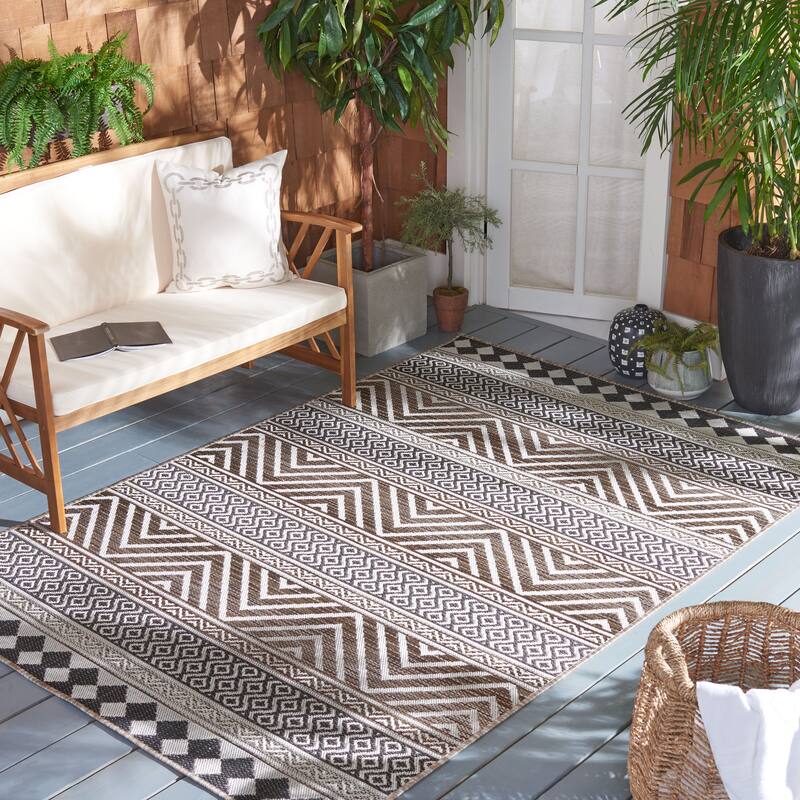 SAFAVIEH Havana Malhildur Geometric Indoor/ Outdoor Waterproof Rug - 5'5" x 7'7" - Light Brown/Black