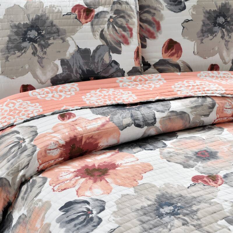 Levine Reversible Floral/ Damask 3-piece Quilt Set