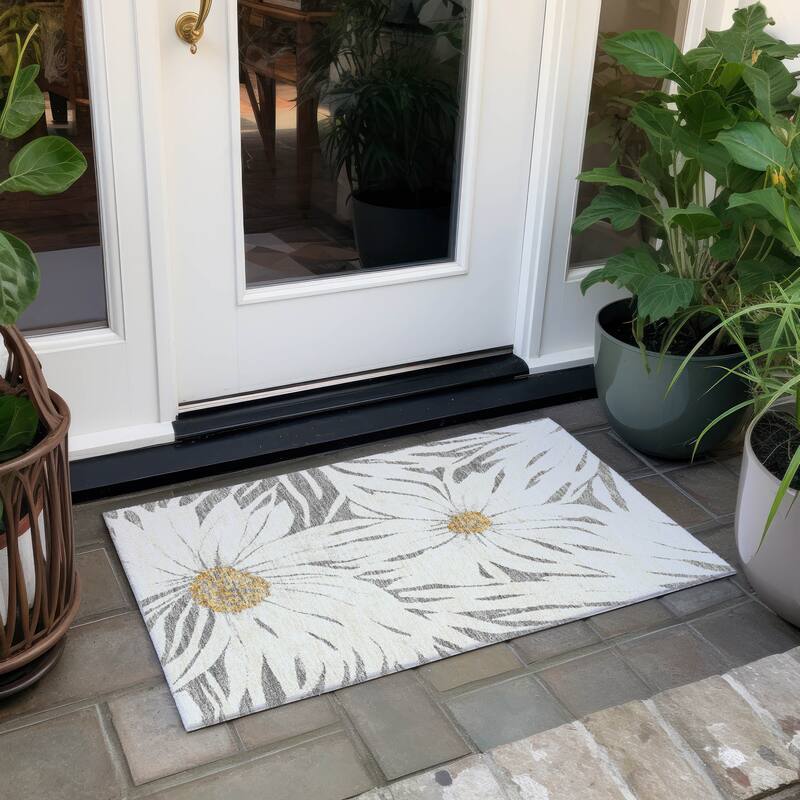 Machine Washable Indoor/ Outdoor Floral Chantille Rug - Gray - 1'8" x 2'6"