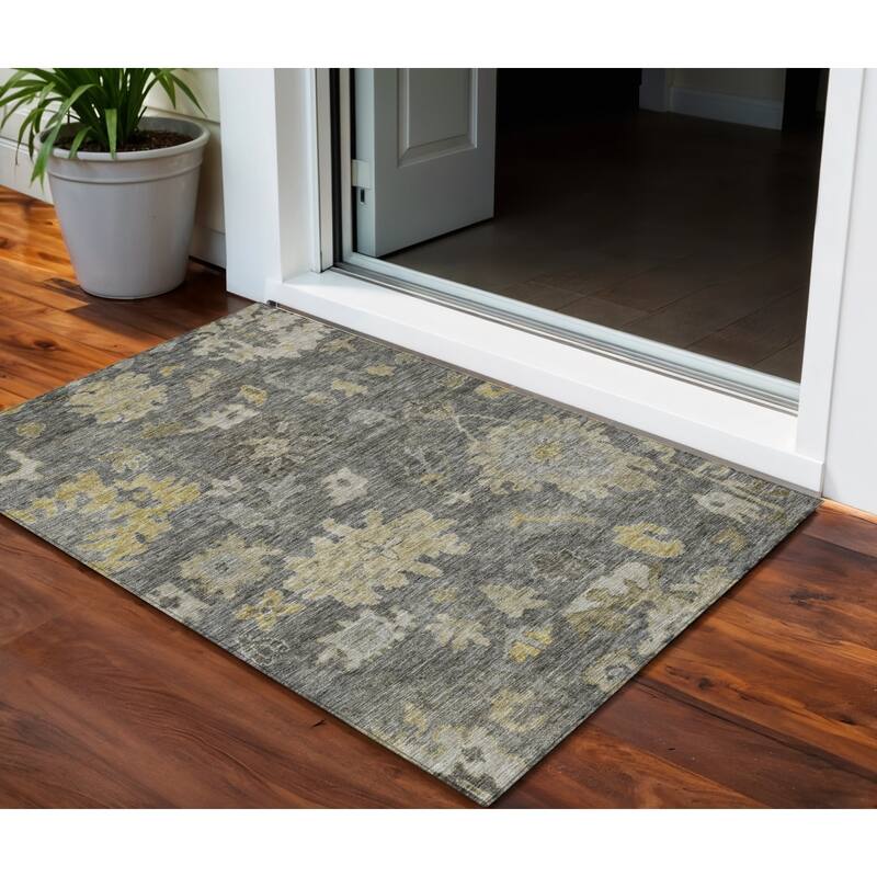 HomeRoots Floral Traditional Rectangle Outdoor Rug - 3' x 5'