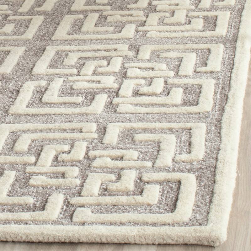 SAFAVIEH Handmade Precious Grga Modern Polyester Rug