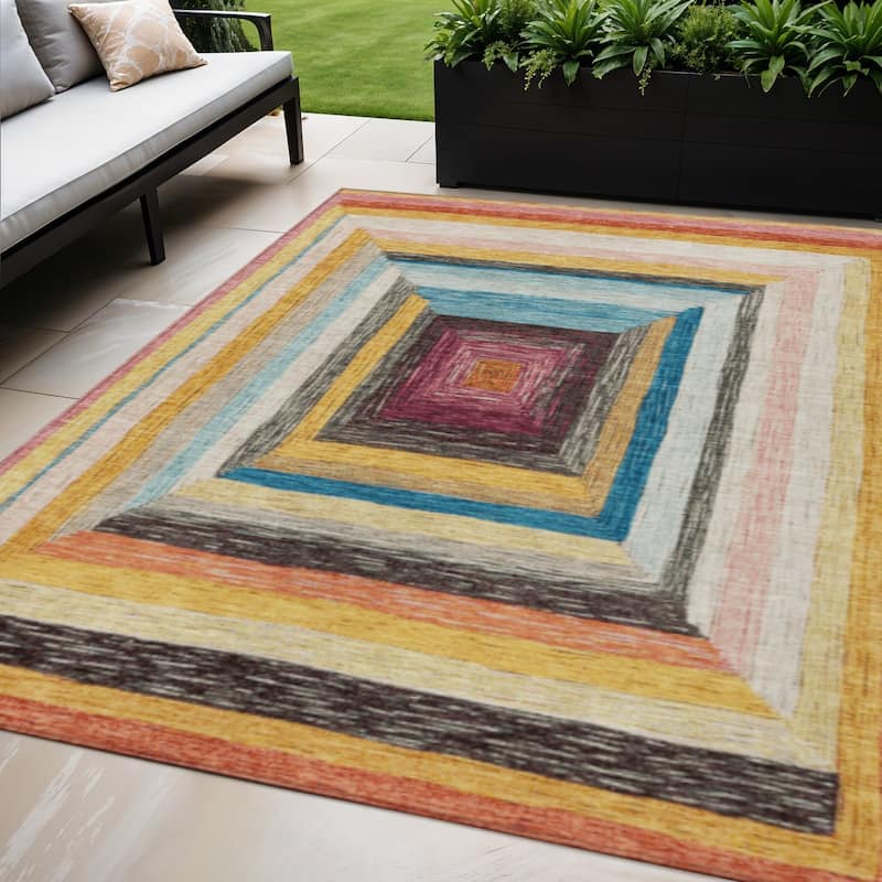 HomeRoots Geometric Transitional Rectangle Outdoor Rug - 5' X 8'