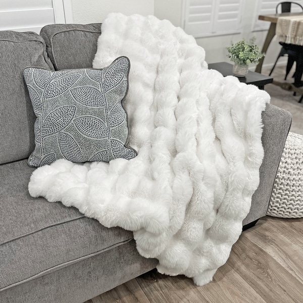 Faux fur white throw 2025