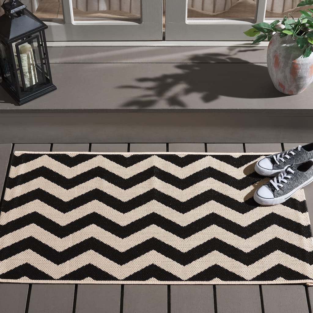 SAFAVIEH Courtyard Merlene Chevron Indoor/ Outdoor Waterproof Patio Backyard Rug