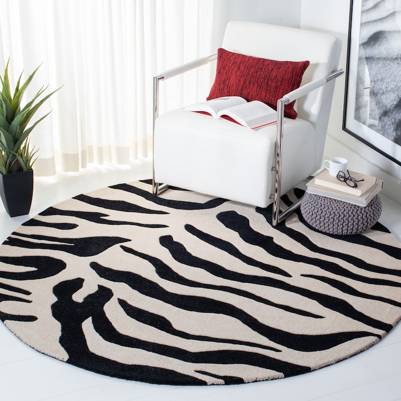 SAFAVIEH Handmade Soho Zejnije Zebra N.Z. Wool Rug - 6' Round - Beige/Black