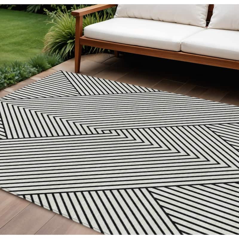 HomeRoots Geometric Transitional Rectangle Outdoor Rug - 8' X 10'