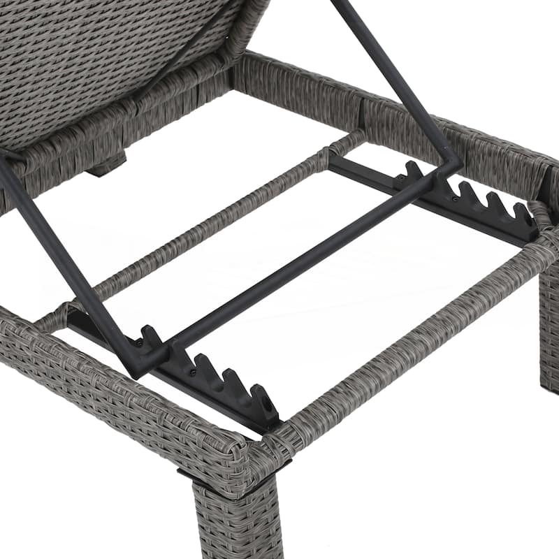 Luxury Outdoor Wicker Lounger