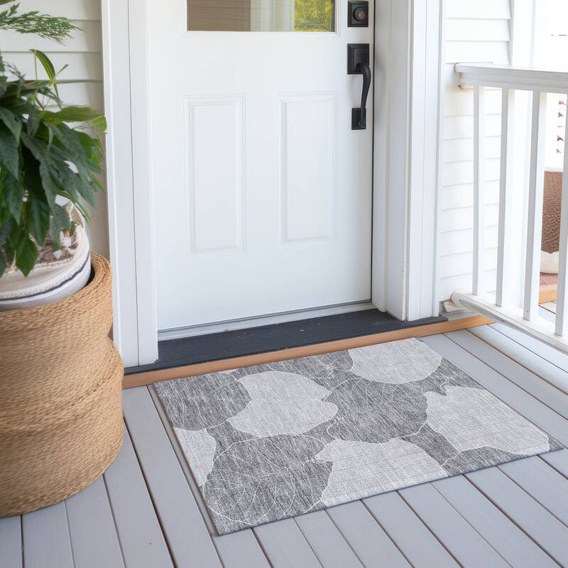Machine Washable Indoor/ Outdoor Tropical Floral Chantille Rug - Gray - 1'8" x 2'6"