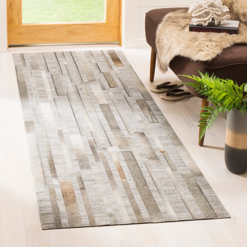 SAFAVIEH Handmade Studio Leather Kandice Modern Leather Rug - 2'3" x 7' Runner - Ivory/Grey
