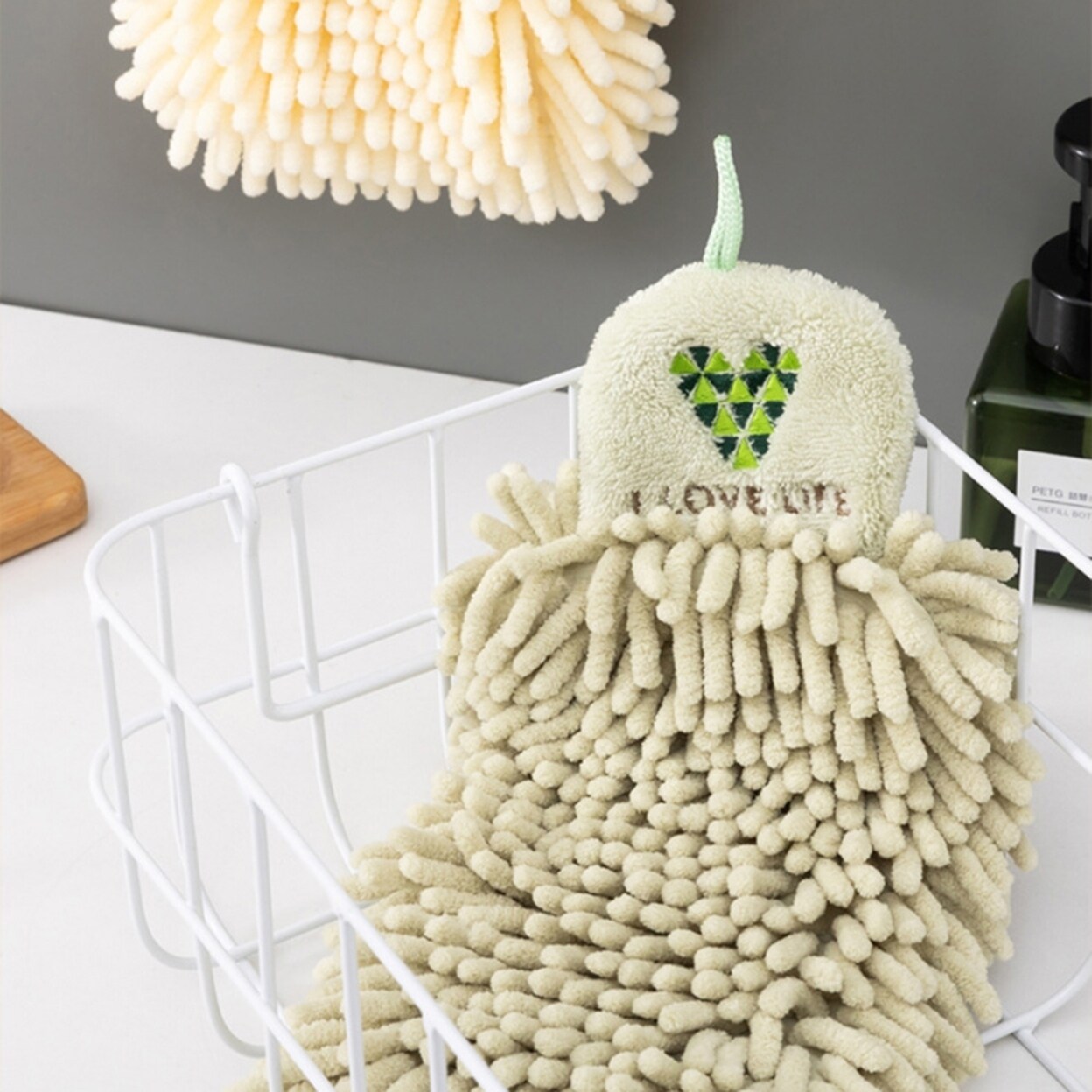 https://ak1.ostkcdn.com/images/products/is/images/direct/fdb970e3142166774e59a97473124b54feb11c28/QuickDrying-Hanging-Hand-Towel-Soft-Chenille-Stylish-Washcloth-Hanging-Towel-For-Household.jpg