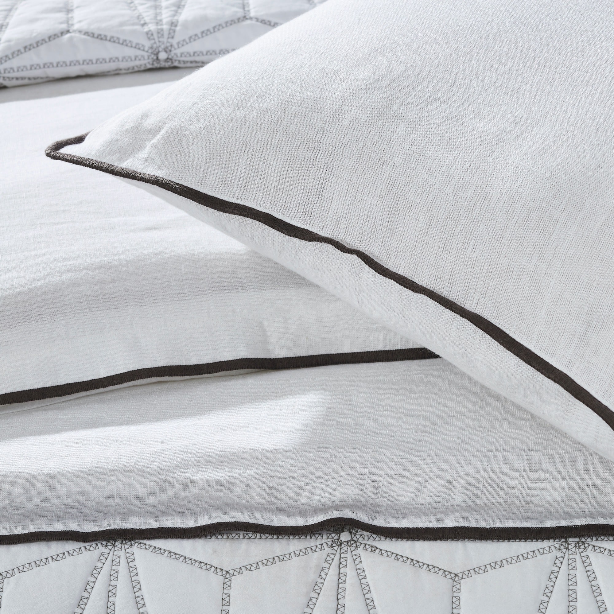 Option White/Charcoal