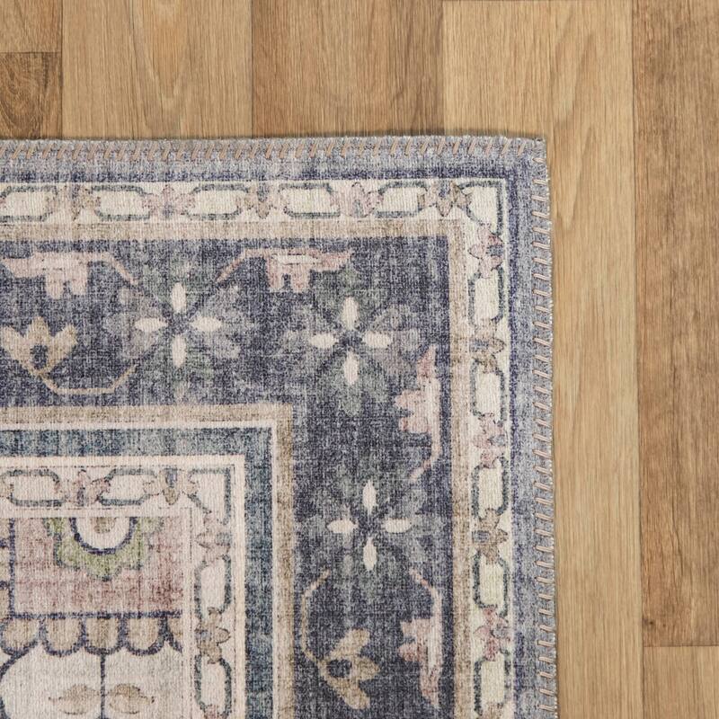 Henin Traditional Area Rug
