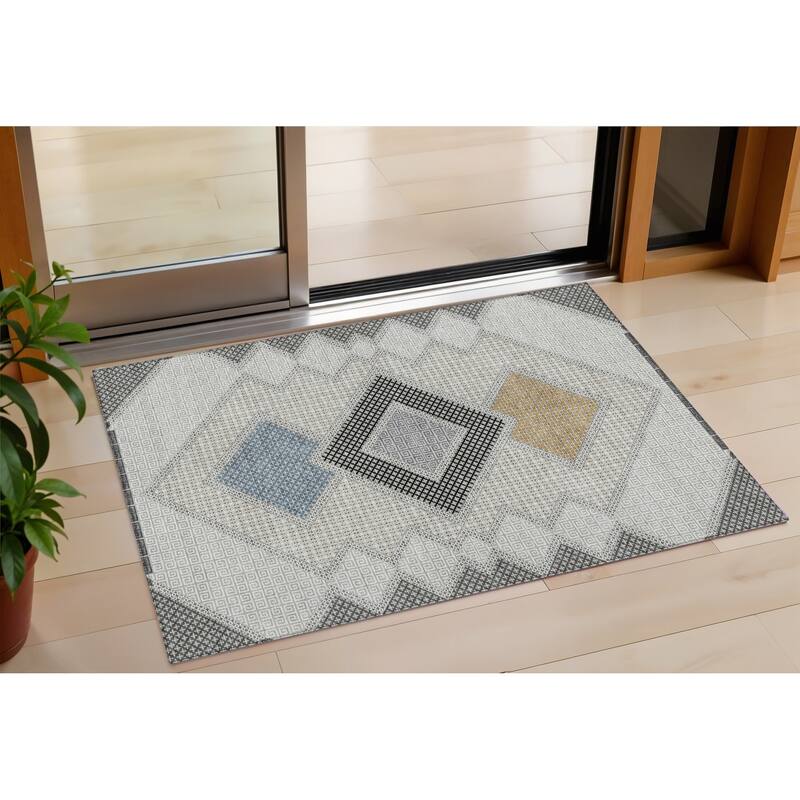HomeRoots Geometric Transitional Rectangle Outdoor Rug - 3' x 5'