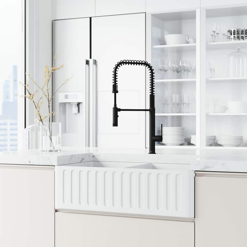 VIGO Sterling 23" H Single Handle Pull-Down Sprayer Kitchen Faucet