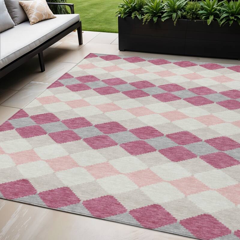 HomeRoots Geometric Transitional Rectangle Outdoor Rug - 5' X 8'