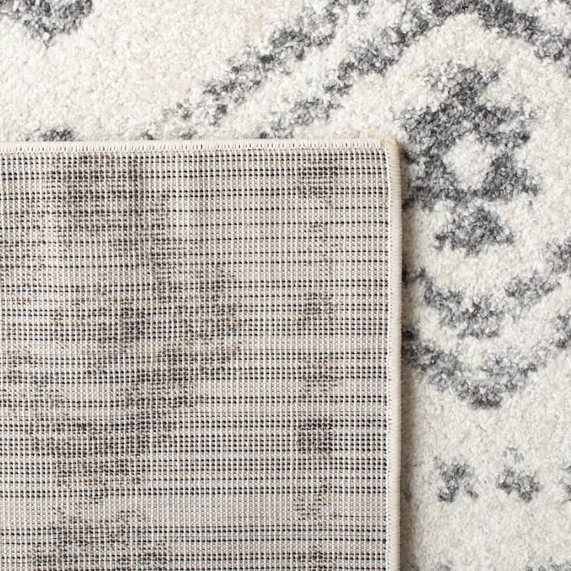 SAFAVIEH Tulum Poula Moroccan Boho Rug - Ivory/Grey - 5' 5" x 7' 7"
