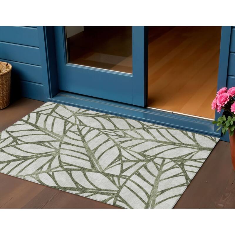 HomeRoots Floral Transitional Rectangle Outdoor Rug - 3' x 5'