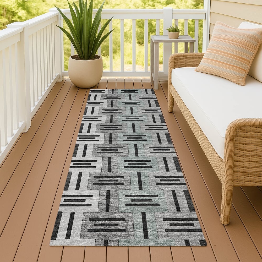 Machine Washable Indoor/ Outdoor Modern Wamego Chantille Rug