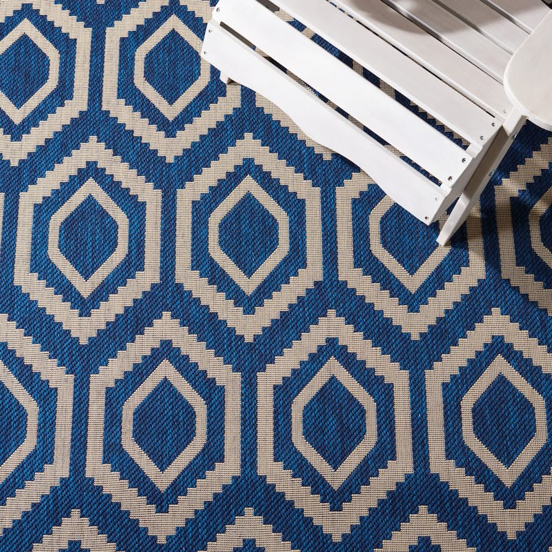 SAFAVIEH Courtyard Carolee Indoor/ Outdoor Patio Backyard Rug