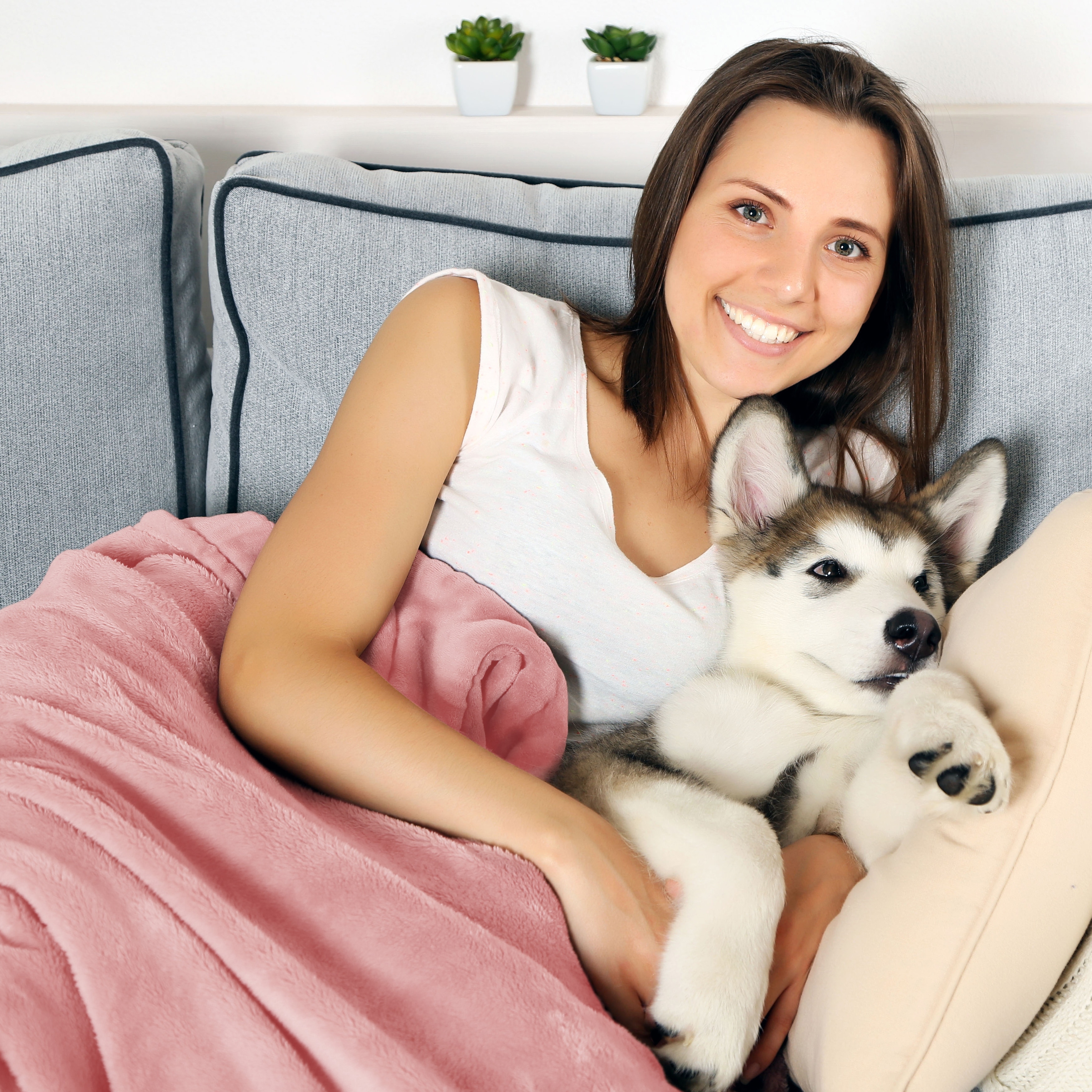 PETMAKER Waterproof Pet Blanket 50x60 Inch Reversible Sherpa Fleece Throw Protects Couches Cars and Beds from Spills Stains and Fur Cream