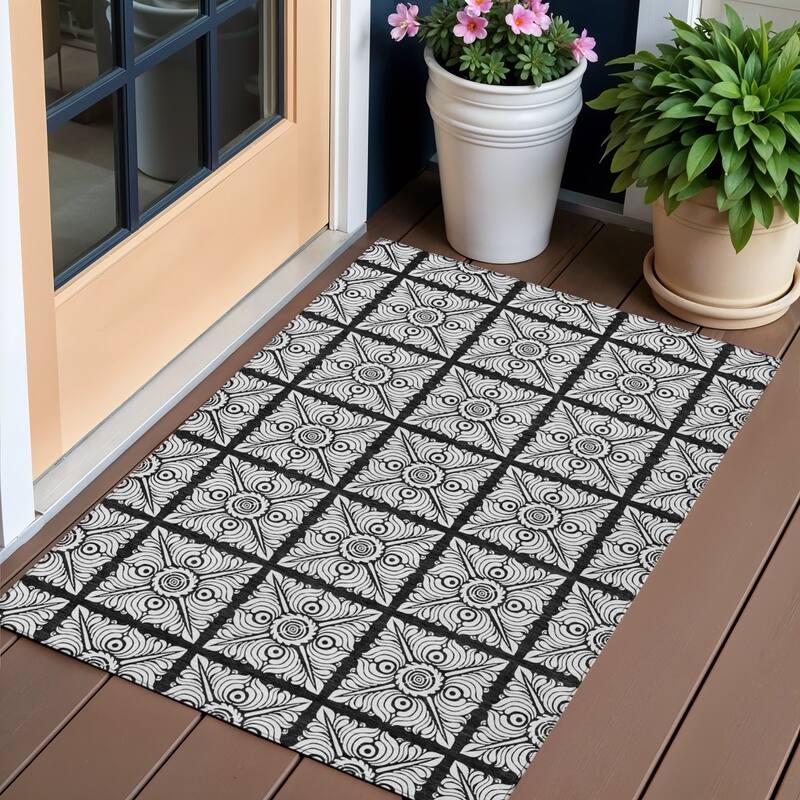 HomeRoots Medallion Transitional Rectangle Outdoor Rug - 3' x 5'
