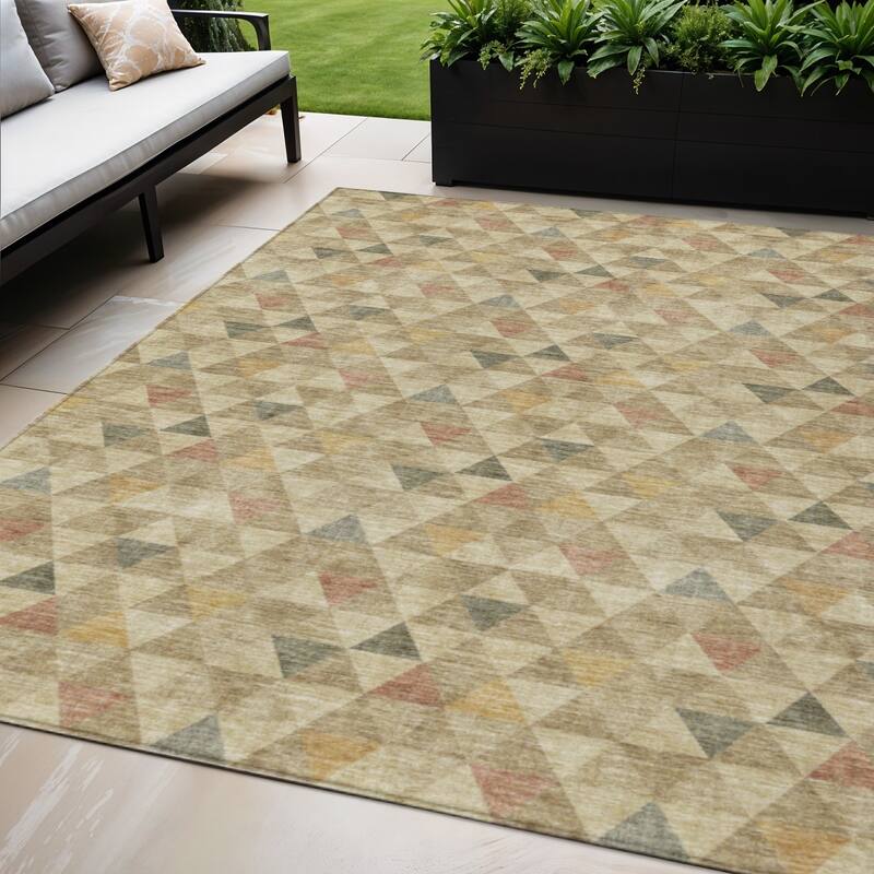 HomeRoots Geometric Transitional Rectangle Outdoor Rug - 5' X 8'