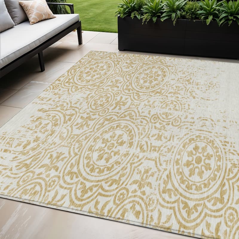 HomeRoots Medallion Transitional Rectangle Outdoor Rug - 5' X 8'