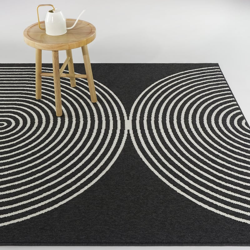 Macalister Mid-Century Modern Indoor/Outdoor Area Rug - 5'3" x 7' - Black