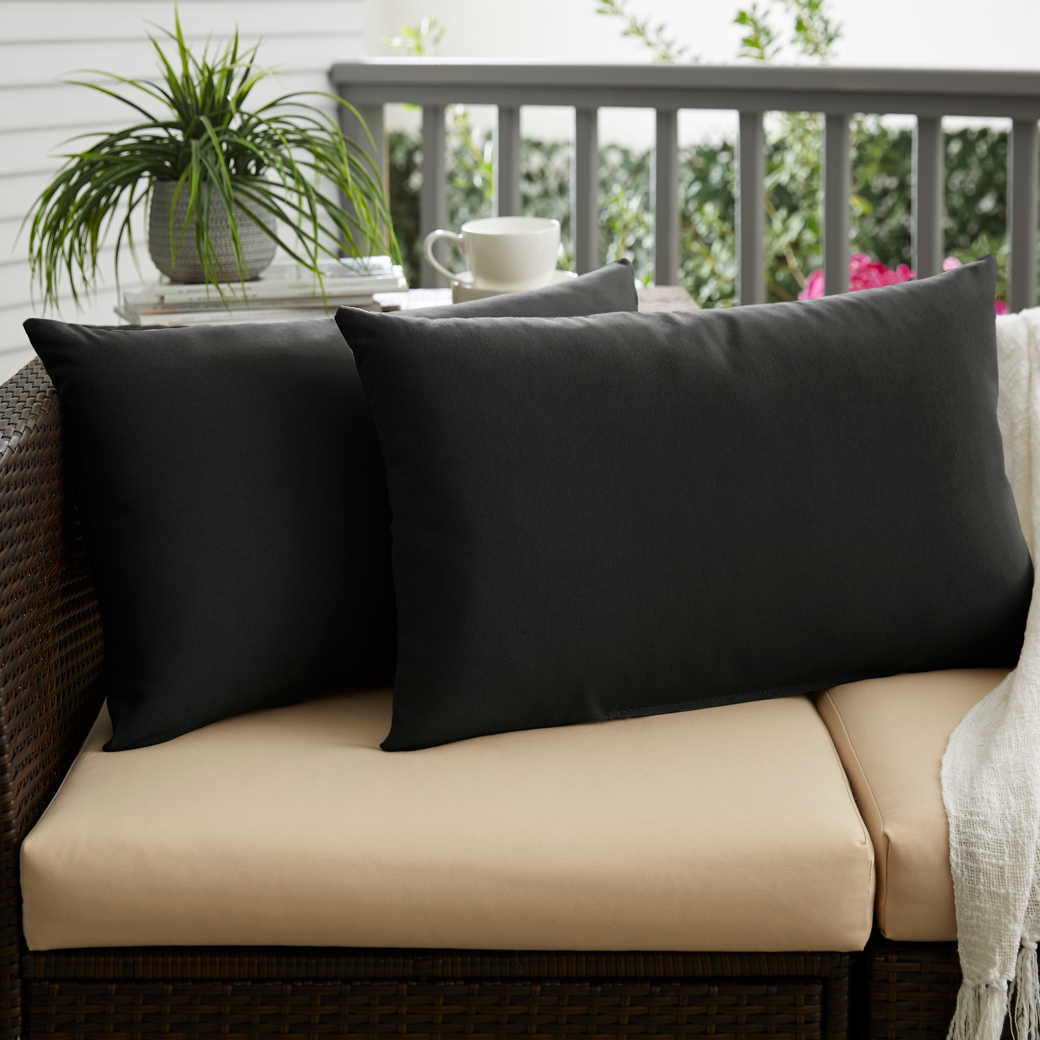 Sloane Black Indoor/ Outdoor 13 in x 20 in Lumbar Pillow Set - Picture 10 of 24