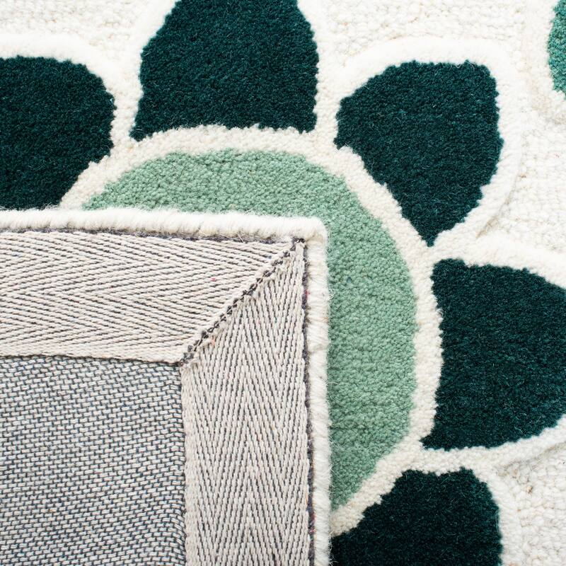 SAFAVIEH Handmade Kids Khadijah Floral Wool Rug