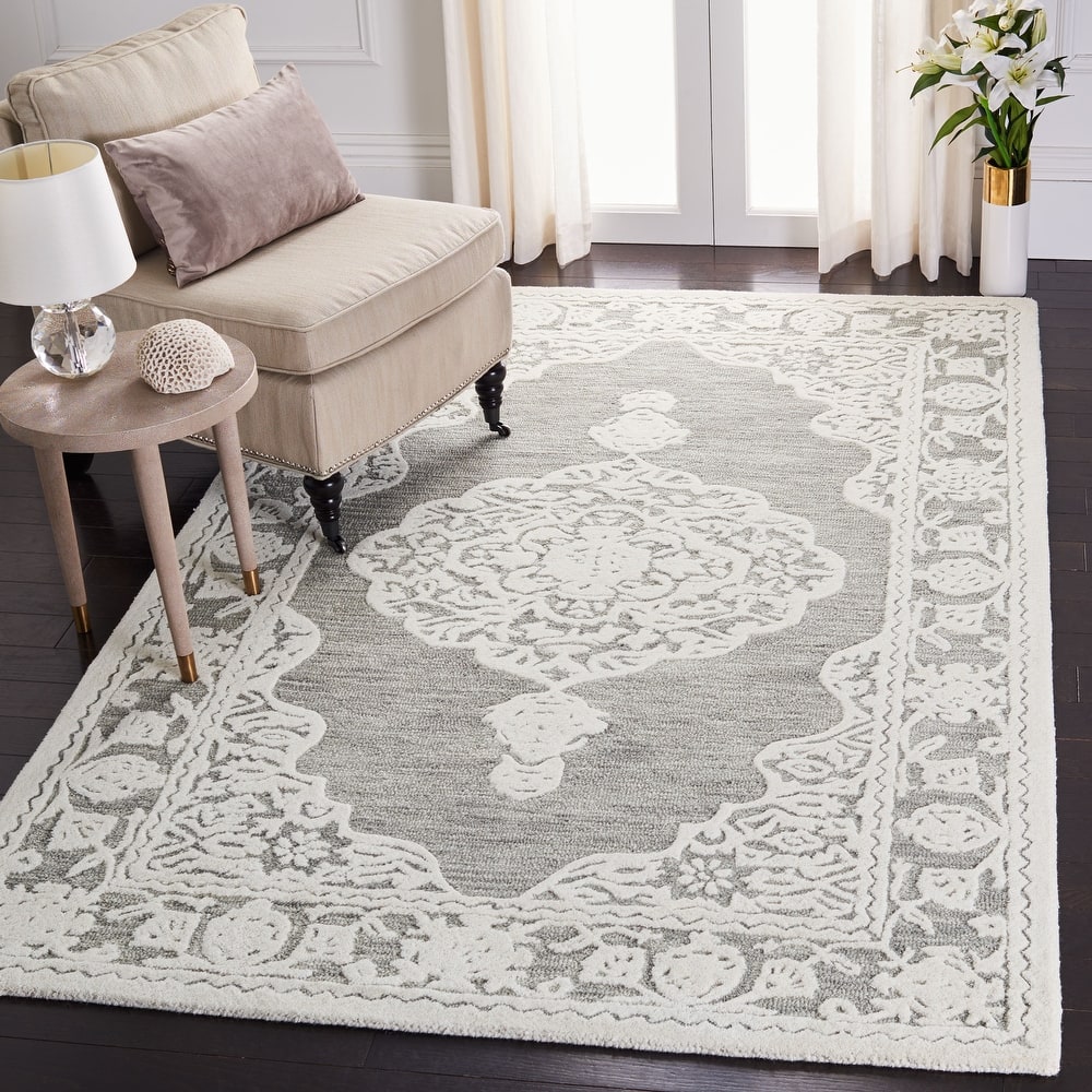 SAFAVIEH Handmade Micro-Loop Gerhild Medallion Wool Rug