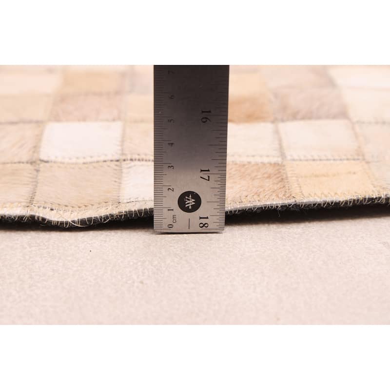 ECARPETGALLERY Handmade Cowhide Patchwork Beige Leather Rug - 5'1 x 5'1