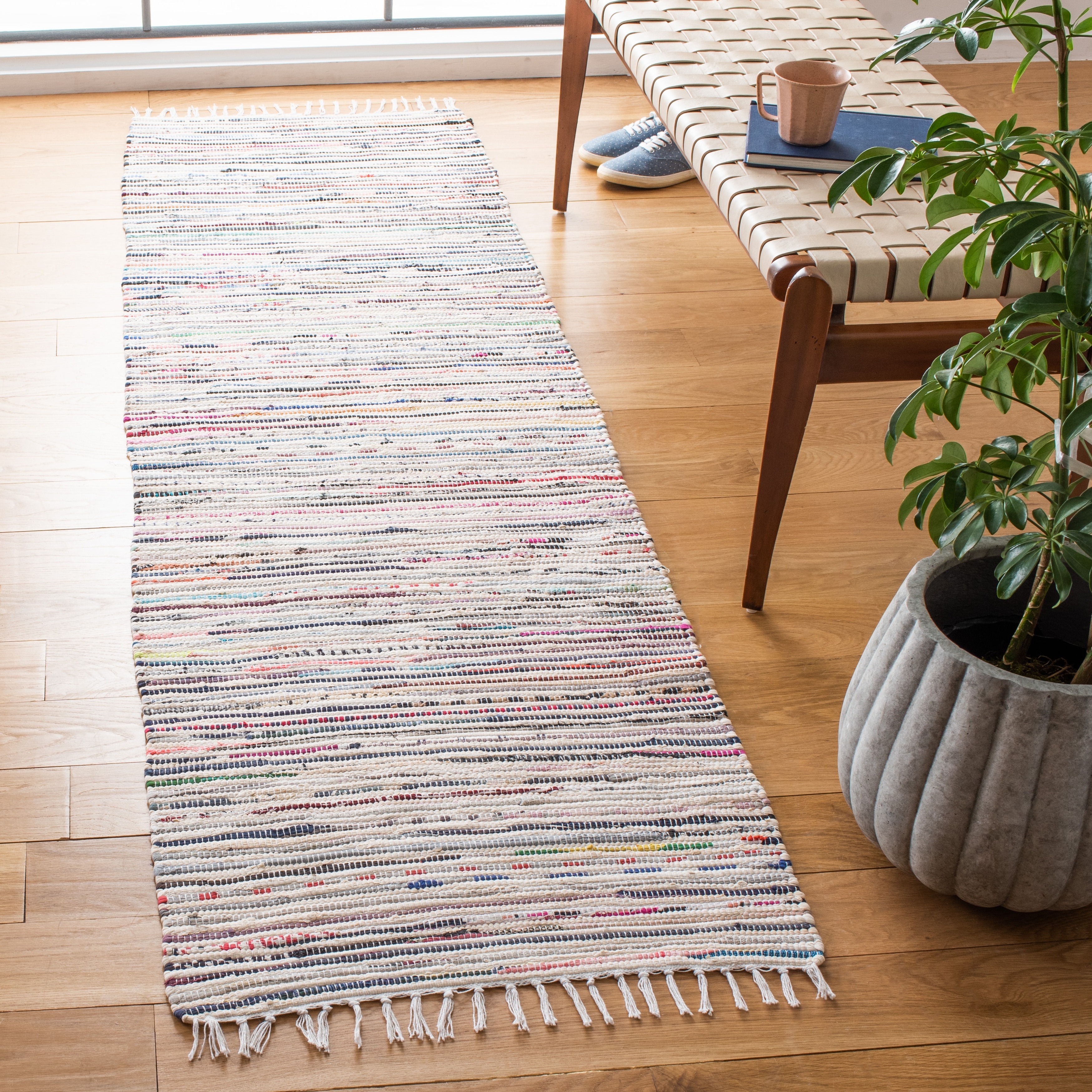 https://ak1.ostkcdn.com/images/products/is/images/direct/ff1292e30e363ed981feb74e0987804d4b5356d7/SAFAVIEH-Handmade-Rag-Rug-Arabelle-Stripe-Cotton-Rug.jpg