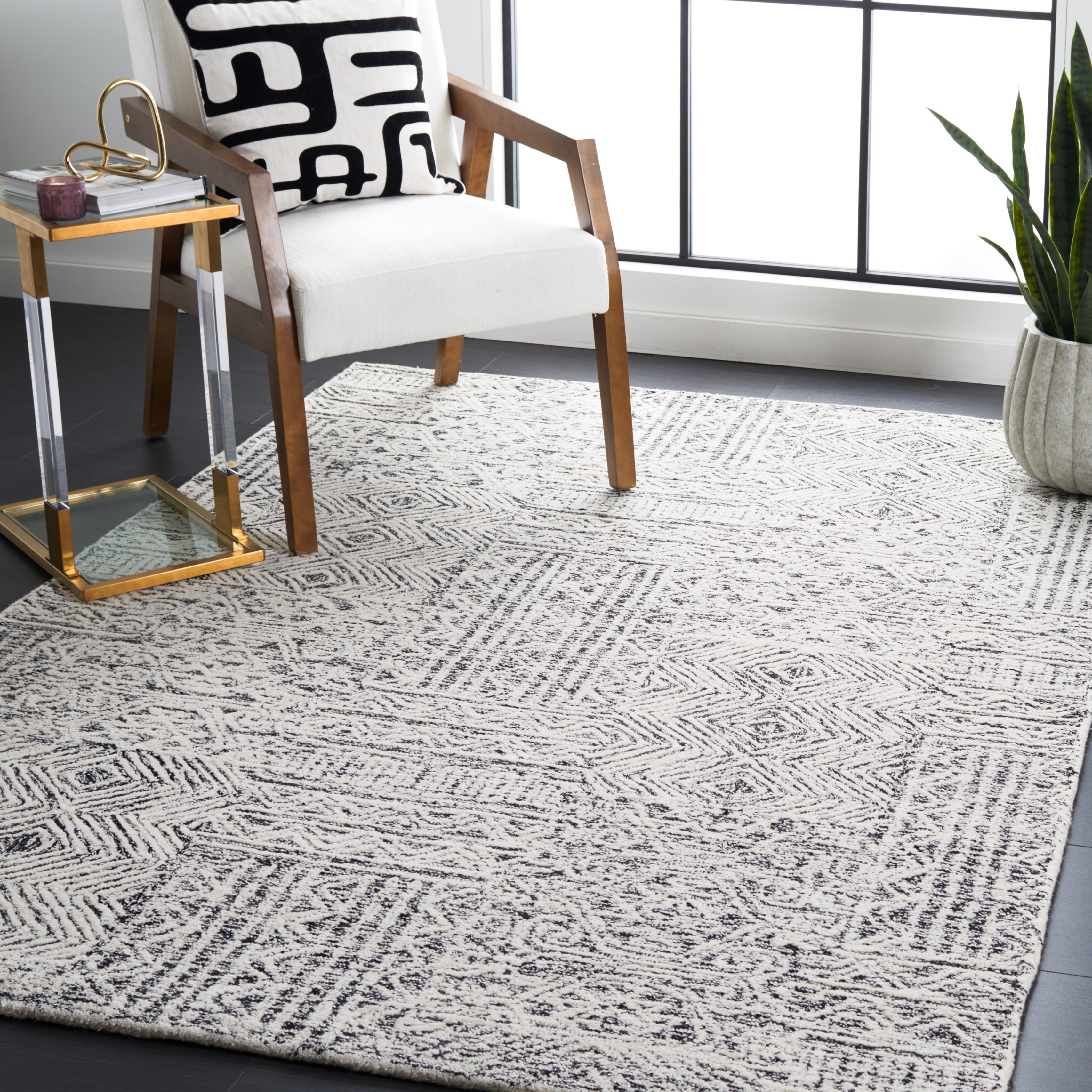 SAFAVIEH Handmade Abstract Edmonde Modern Tribal Wool Rug