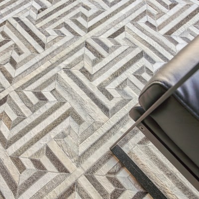EXQUISITE RUGS Natural Hide Hand-stitched Leather Hide Grey/Ivory Area Rug.