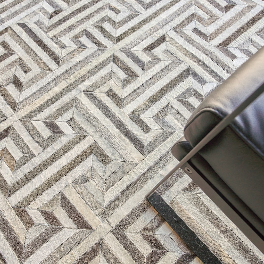 EXQUISITE RUGS Natural Hide Hand-stitched Leather Hide Grey/Ivory Area Rug.