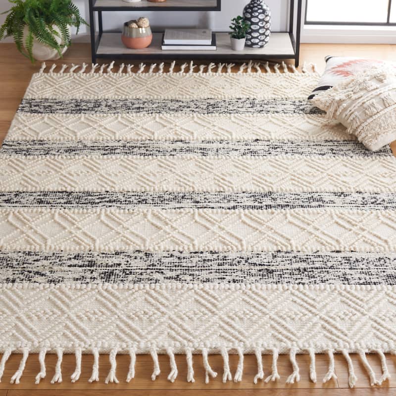 SAFAVIEH Handmade Natura Blodwyn Wool Rug - 4' x 6' - Ivory/Black