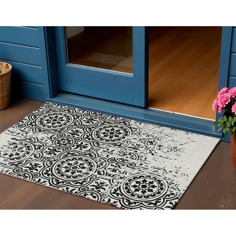 HomeRoots Medallion Transitional Rectangle Outdoor Rug - 3' x 5'