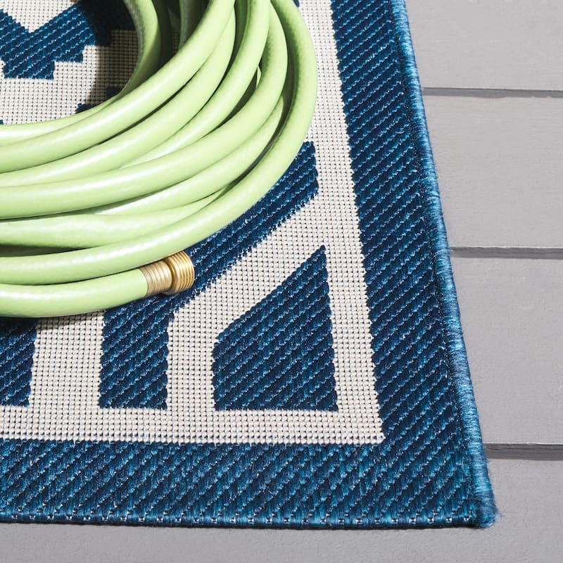 SAFAVIEH Courtyard Carolee Indoor/ Outdoor Patio Backyard Rug
