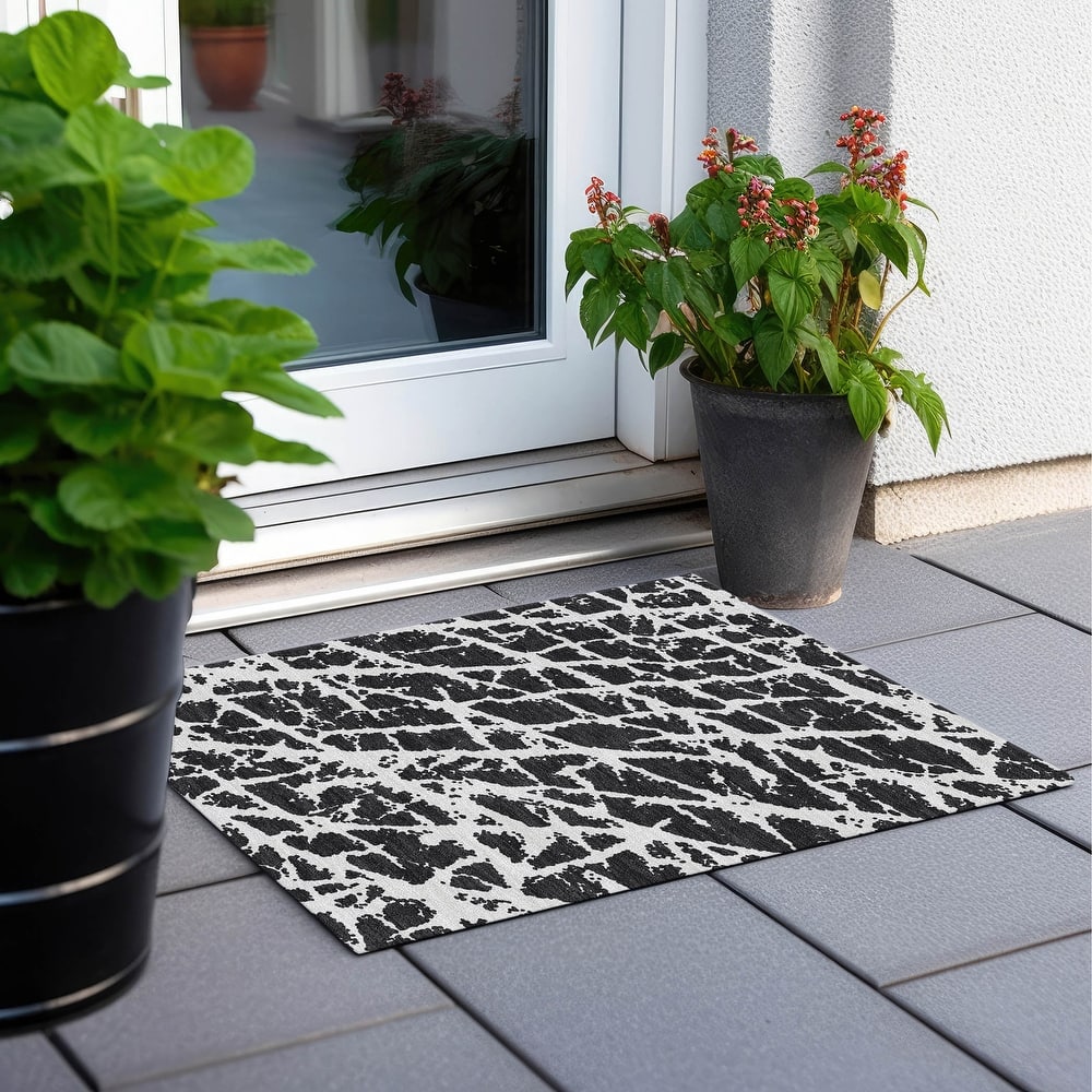 Machine Washable Indoor/ Outdoor Transitional Black Crackle Chantille Rug